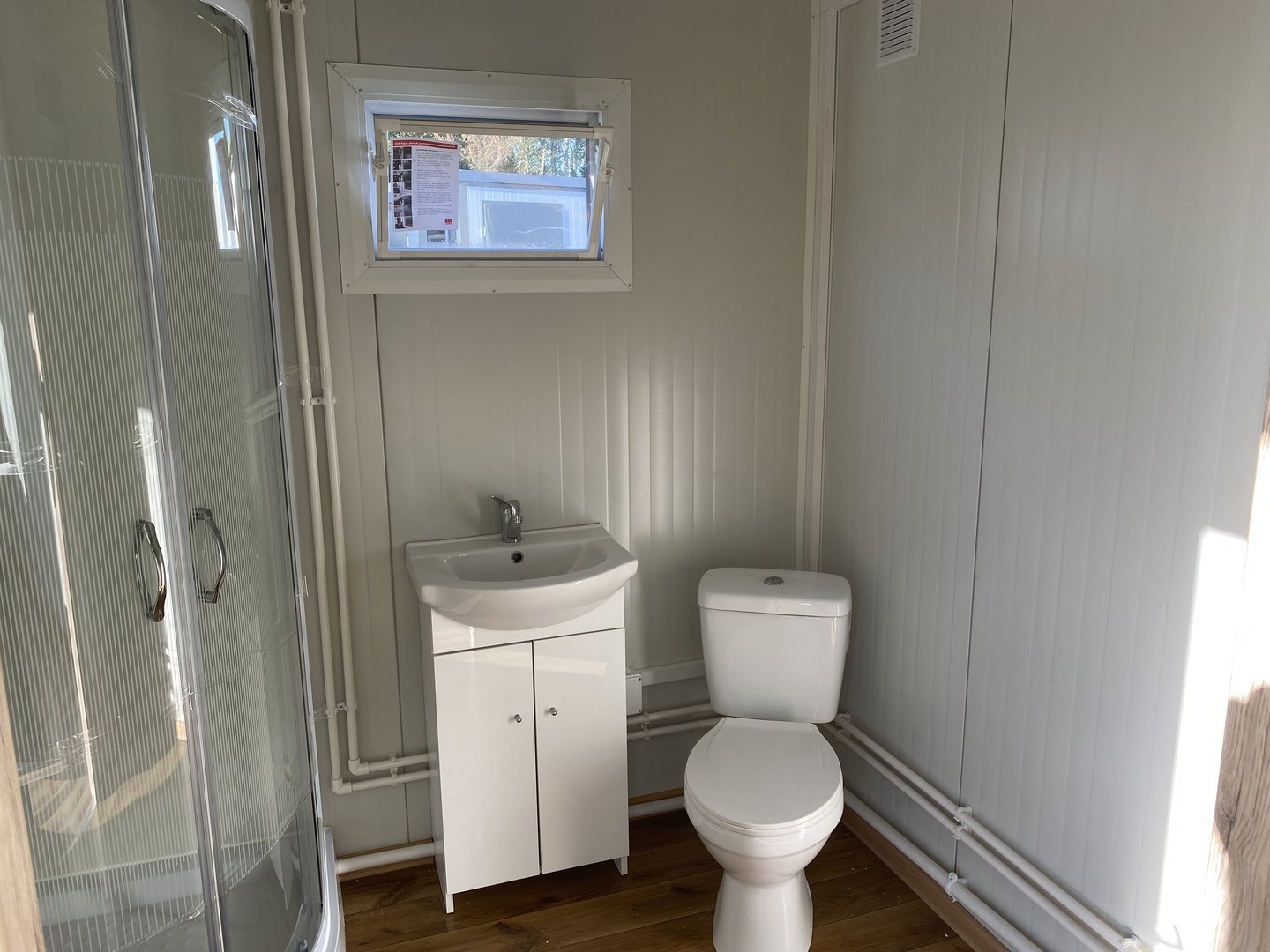 Container Ufficio 5×2,4 Metri con Bagno e Doccia | Modulo Completo Attrezzato 13 Container Ufficio 5×2,4 Metri con Bagno e Doccia | Modulo Completo Attrezzato - immagine 13