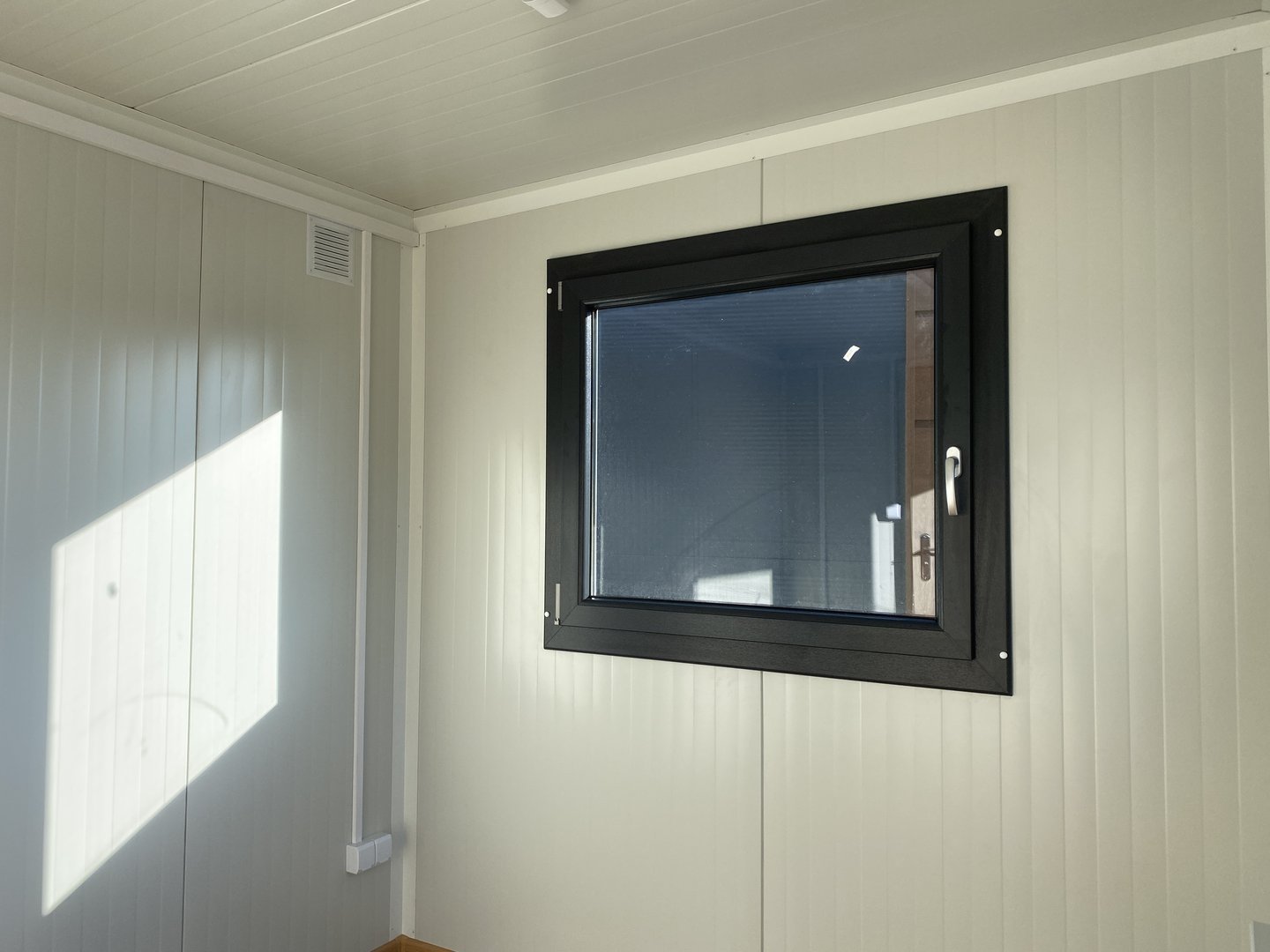 Container Ufficio 5×2,4 Metri con Bagno e Doccia | Modulo Completo Attrezzato 3 Container Ufficio 5×2,4 Metri con Bagno e Doccia | Modulo Completo Attrezzato - immagine 3