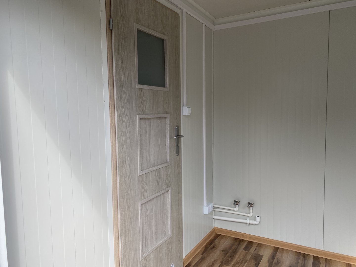 Container Ufficio 5×2,4 Metri con Bagno e Doccia | Modulo Completo Attrezzato 10 Container Ufficio 5×2,4 Metri con Bagno e Doccia | Modulo Completo Attrezzato - immagine 10